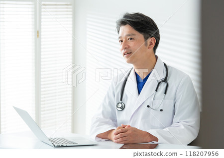 穿白大褂的男性醫療 118207956