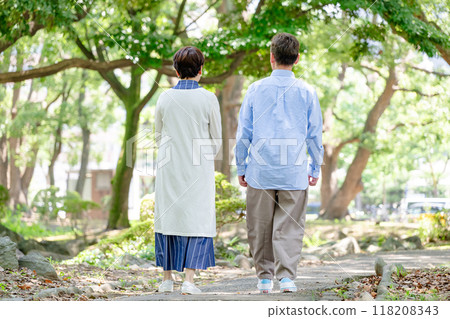 老夫婦散步，後面視圖 118208343