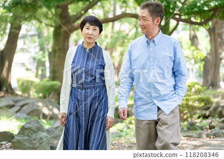 老夫婦在新鮮的綠色植物中散步 118208346