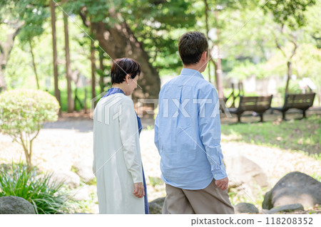 老夫婦散步，後面視圖 118208352