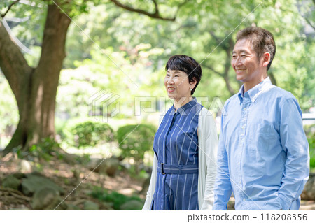 老夫婦在新鮮的綠色植物中散步 118208356