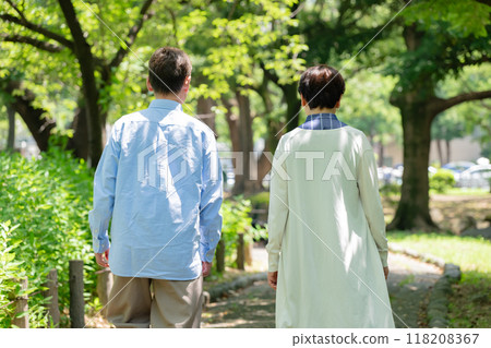 老夫婦散步，晴朗的天空，後景 118208367