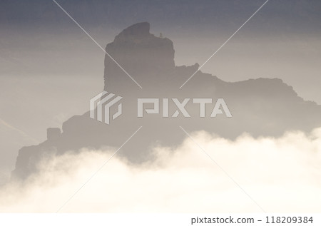 Roque Bentayga and sea of clouds. 118209384