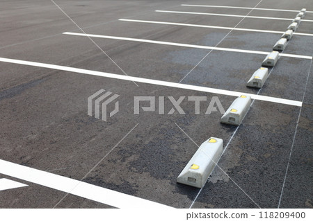 Flat parking lot 118209400