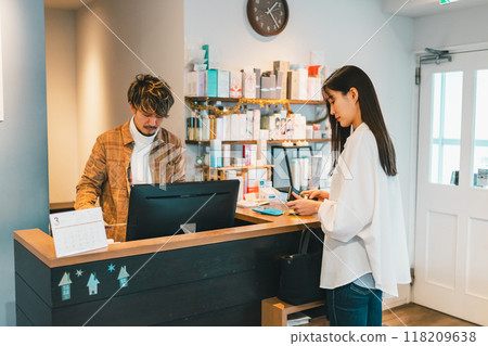 Payment at a beauty salon 118209638