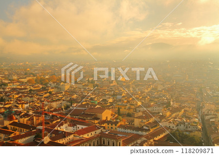 從義大利托斯卡納佛羅倫薩世界遺產大教堂的圓頂欣賞晨霧中的歷史中心和猶太教堂 118209871