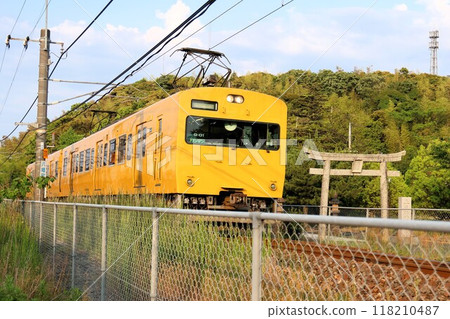 [JR West] 115 series and Torii (Sanin Main Line: Shobara - Naoe) 118210487