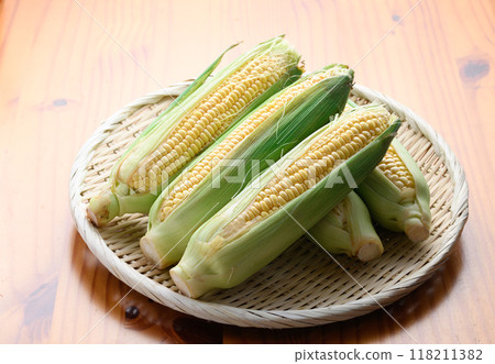帶殼玉米的排列/夏季時令蔬菜的形象 帶殼玉米的排列/夏季時令蔬菜的形象 118211382