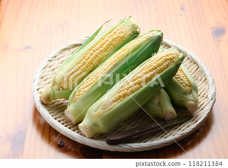 Fresh corn (wood grain background) Fresh corn (wood grain background) 118211384