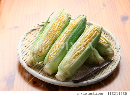 新鮮玉米（木紋背景） 118211386