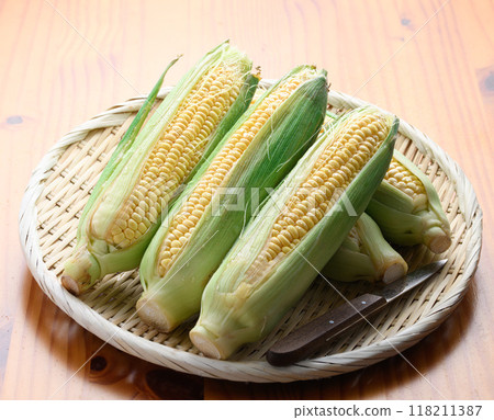 新鮮玉米(木紋背景) 新鮮玉米(木紋背景) 118211387