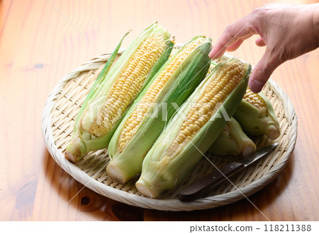 帶殼玉米的排列/夏季時令蔬菜的形象 118211388