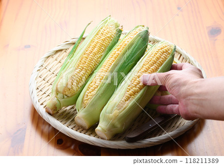 Arrangement of corn with husk / image of seasonal summer vegetables 118211389