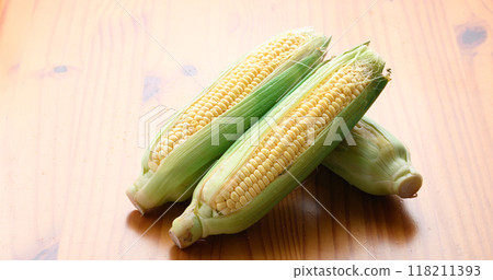 Fresh corn (wood grain background) Fresh corn (wood grain background) 118211393