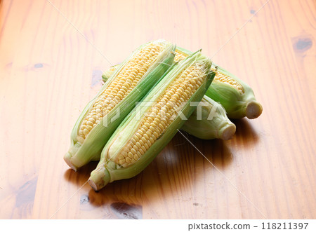 新鮮玉米（木紋背景） 118211397