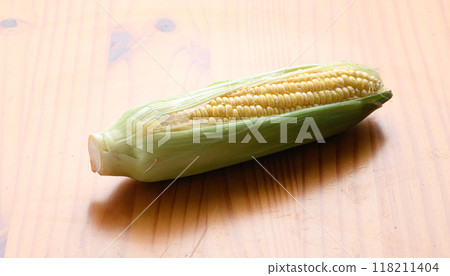 新鮮玉米（木紋背景） 118211404