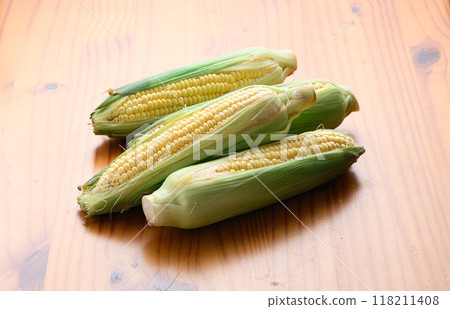 Fresh corn (wood grain background) 118211408