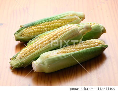Fresh corn (wood grain background) 118211409
