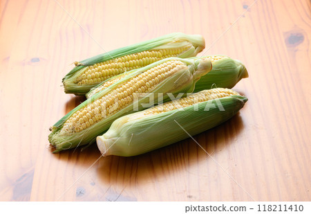 Fresh corn (wood grain background) 118211410