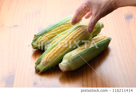 Arrangement of corn with husk / image of seasonal summer vegetables 118211414
