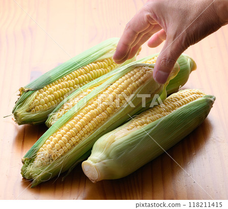 Arrangement of corn with husk / image of seasonal summer vegetables Arrangement of corn with husk / image of seasonal summer vegetables 118211415