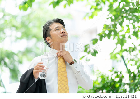 Businessman, water, plastic bottle, extreme heat 118211421