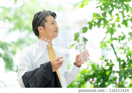 Businessman, water, plastic bottle, extreme heat 118211424
