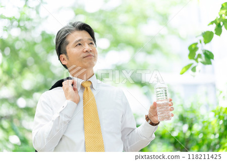 Businessman, water, plastic bottle, extreme heat 118211425