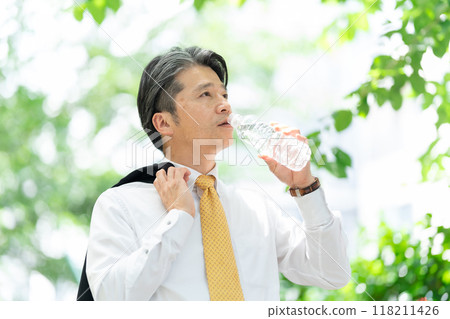Businessman, water, plastic bottle, extreme heat 118211426