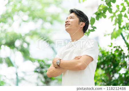 老人在公園裡伸展 118212486