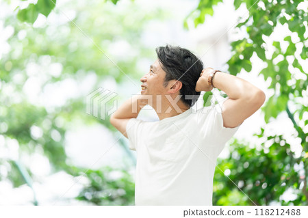 老人在公園裡伸展 118212488