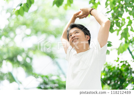 老人在公園裡伸展 118212489