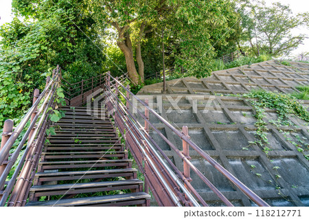 [Kanagawa Prefecture] Stairs leading up to Gumyoji Park 118212771
