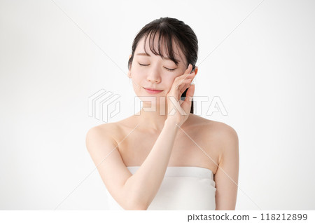美女形象:摸臉頰的女人 美女形象:摸臉頰的女人 118212899