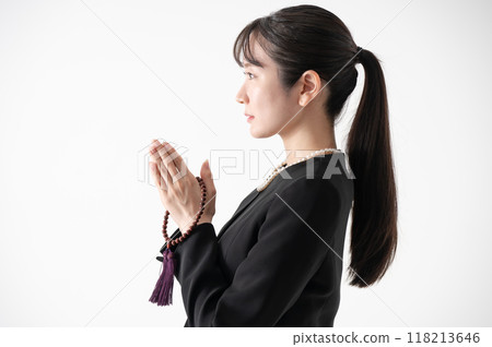 一個穿著悼念衣服的女人 118213646