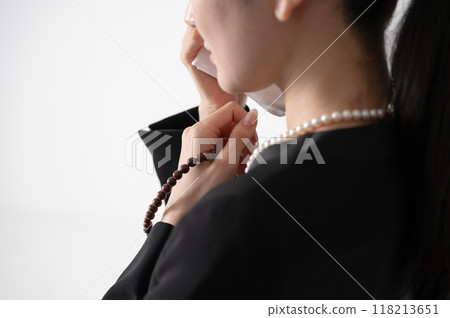 一個穿著悼念衣服的女人 一個穿著悼念衣服的女人 118213651