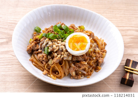 Dry rice noodles Dry rice noodles 118214031
