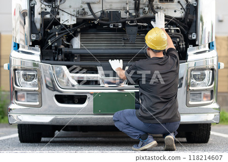 一名男子正在檢查一輛大卡車 118214607