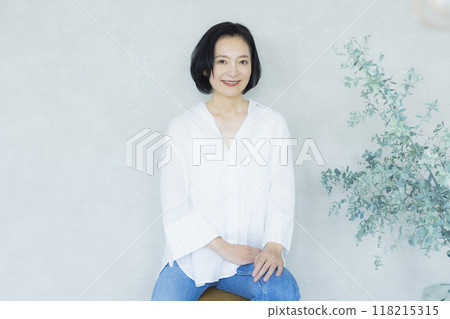 穿白襯衫的中年婦女 118215315