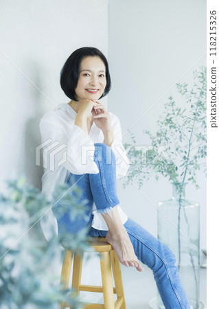 穿白襯衫的中年婦女 穿白襯衫的中年婦女 118215326