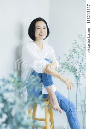 穿白襯衫的中年婦女 穿白襯衫的中年婦女 118215327