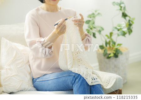 一位中年婦女在客廳織毛衣 118215335