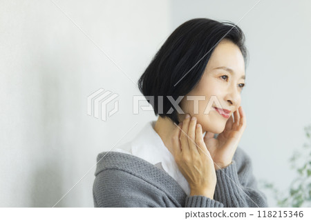 Middle woman in knit 118215346