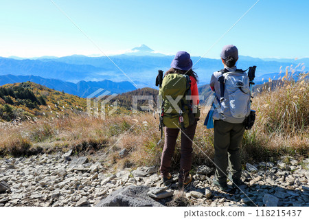 山梨縣山梨市乾山月見岩附近兩名女登山客眺望富士山的後景 山梨縣山梨市乾山月見岩附近兩名女登山客眺望富士山的後景 118215437
