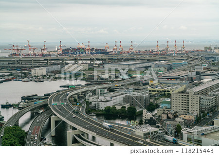 [Kanagawa Prefecture] Honmoku Pier and expressway in the rain 118215443