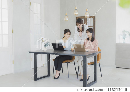 一個女人在開會 118215446