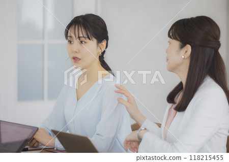 A woman having a meeting 118215455