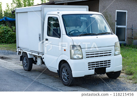 輕型卡車停在路邊 118215456