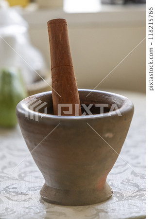 用於泰國菜 Som Tam 的碗和杵 118215766