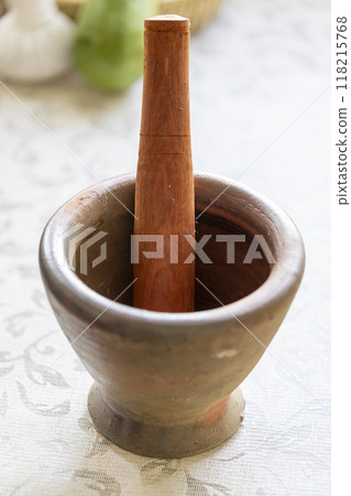 用於泰國菜 Som Tam 的碗和杵 118215768